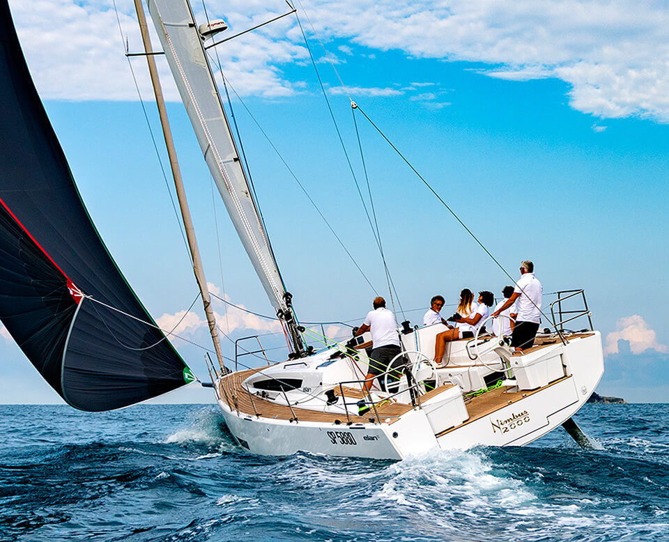 妥協の無いCROSSOVER クロスオーバー ヨット「ELAN エラン E5」 | 輸入